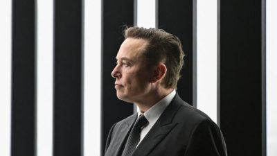 Генеральный директор Tesla Илон Маск на открытии «Гигафабрики» Tesla 22 марта 2022 года в Грюнхайде, к юго-востоку от Берлина.  Фото: Patrick Pleul/POOL/AFP via Getty Images