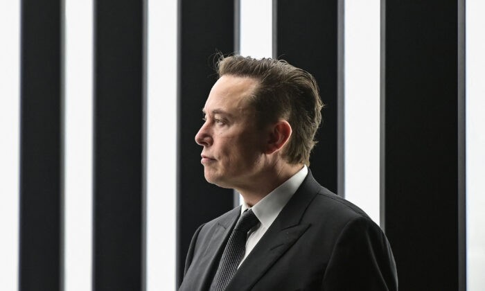 Генеральный директор Tesla Илон Маск на открытии «Гигафабрики» Tesla 22 марта 2022 года в Грюнхайде, к юго-востоку от Берлина.  Фото: Patrick Pleul/POOL/AFP via Getty Images
