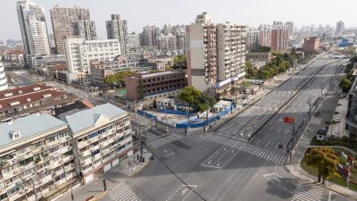 Пустые улицы во время второго этапа блокировки COVID-19 в районе Янпу в Шанхае, Китай, 1 апреля 2022 года. (STR/AFP  Getty Images)