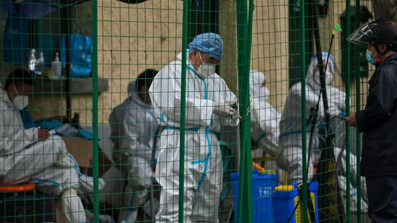 Ограждение жилого района, находящегося под карантином из-за COVID-19, в районе Хуанпу в Шанхае, 13 июня 2022 года. Фото: Hector Retamal/ AFP via Getty Images 