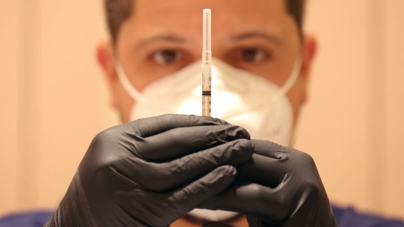Вакцина против COVID-19 в клинике вакцинации в Сан-Рафаэле, Калифорния, 6 апреля 2022 года. (JustinSullivan/GettyImages) 