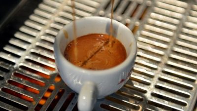 Эспрессо готовят в кофейне Everyman Expresso в районе Сохо в Нью-Йорке, 31 июля 2012 года. (Stan Honda/AFP via Getty Images)
