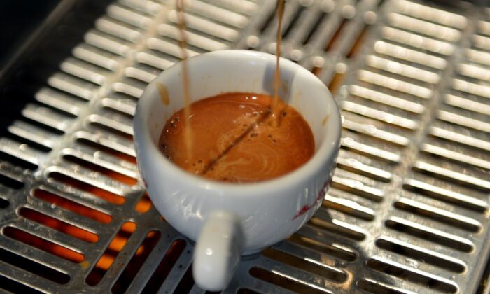 Эспрессо готовят в кофейне Everyman Expresso в районе Сохо в Нью-Йорке, 31 июля 2012 года. (Stan Honda/AFP via Getty Images)