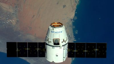 На этом раздаточном изображении, предоставленном Европейским космическим агентством (ЕКА), показан вид на The Palms, Дубай, когда космический корабль SpaceX Dragon проносится внизу, на снимке, сделанном астронавтом ЕКА Тимом Пиком с Международной космической станции 10 апреля 2016 года.