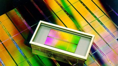 Микросхема памяти DRAM ёмкостью 4 ГБ, разработанная южнокорейской компанией Samsung Electronics, выставлена 8 февраля 2001 года в Южной Корее. (Samsung Electronics/Newsmakers)