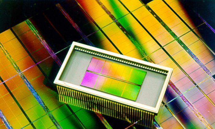 Микросхема памяти DRAM ёмкостью 4 ГБ, разработанная южнокорейской компанией Samsung Electronics, выставлена 8 февраля 2001 года в Южной Корее. (Samsung Electronics/Newsmakers)