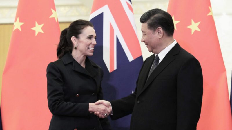 Китайский лидер Си Цзиньпин и премьер-министр Новой Зеландии Джасинда Ардерн пожимают руки перед встречей в Большом зале народных собраний в Пекине, Китай, 1 апреля 2019 года. (KenzaburoFukuhara/Pool/GettyImages) 