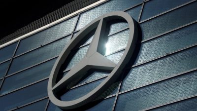 Логотип Mercedes-Benz на Франкфуртском автосалоне 2019 (IAA) во Франкфурте, Германия, 10 сентября 2019 года. (Ralph Orlowski/Reuters)