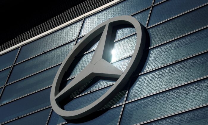 Логотип Mercedes-Benz на Франкфуртском автосалоне 2019 (IAA) во Франкфурте, Германия, 10 сентября 2019 года. (Ralph Orlowski/Reuters)