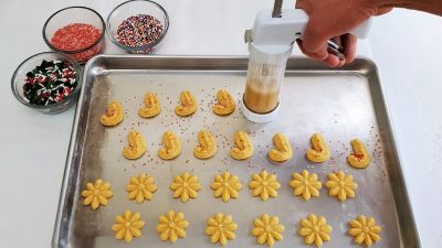 Печенье Spritz – популярное масляное печенье во всей Скандинавии. Мягкое тесто можно пропустить через пресс для печенья, чтобы создать множество праздничных форм. (Сара Населло)

