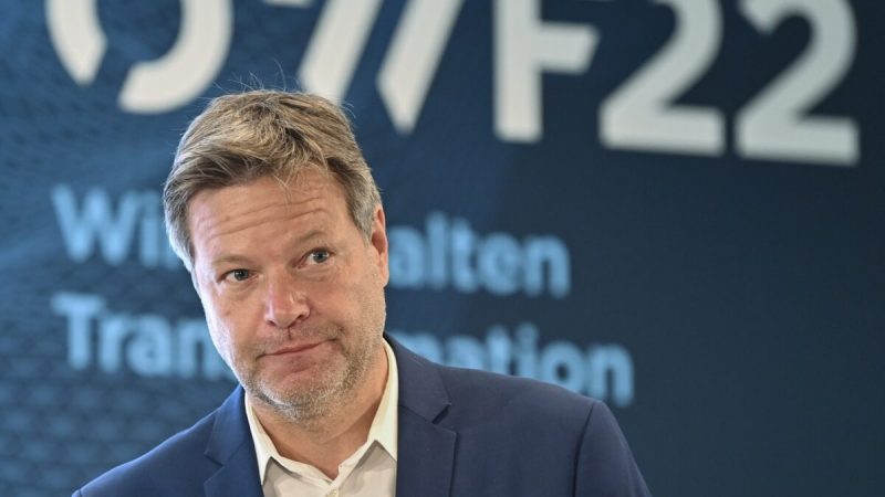 Германия увеличит сжигание угля на фоне прекращения поставок газа из России Роберт Хабек, федеральный министр экономики и защиты климата, принимает участие в Восточногерманском экономическом форуме (OWF) в Бад-Зарове, Германия, 13 июня 2022 года. Фото: Patrick Pleul/dpa via AP