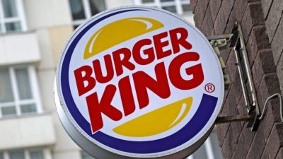 Логотип Burger King возле ресторана в Москве, 3 июня 2022 года. Evgenia Novozhenina/Reuters