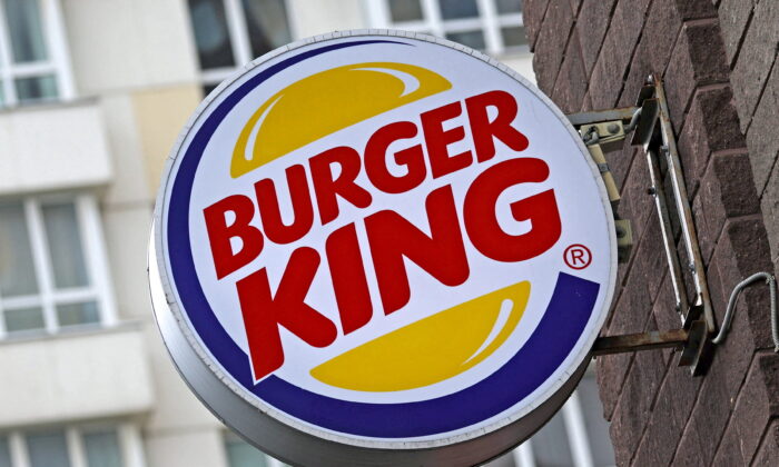 Burger King попала в сложную юридическую паутину, препятствующую выходу из России Логотип Burger King возле ресторана в Москве, 3 июня 2022 года. Evgenia Novozhenina/Reuters