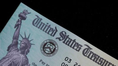 Фотография чека на стимул от Казначейства США в Милтоне, штат Массачусетс, 25 марта 2021 года. (Brian Snyder/Reuters)
