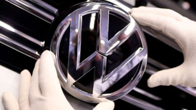 Логотип Volkswagen на производственной линии завода Volkswagen в Вольфсбурге, Германия, 1 марта 2019 года. (Fabian Bimmer/Reuters)
