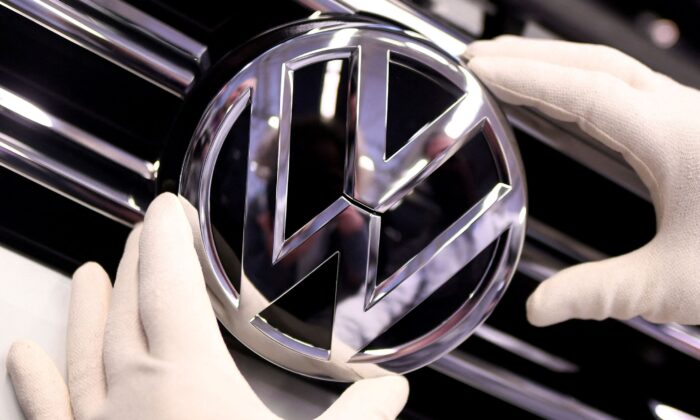 Логотип Volkswagen на производственной линии завода Volkswagen в Вольфсбурге, Германия, 1 марта 2019 года. (Fabian Bimmer/Reuters)