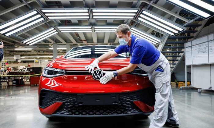 Сборка автомобиля Volkswagen на заводе компании в Цвиккау, Германия, 27 января 2022 года. Фото: Jens Schlueter/Getty Images