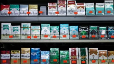 Пачки сигарет на полке в магазине в Лос-Анджелесе 28 апреля 2022 года. (Mario Tama/Getty Images)
