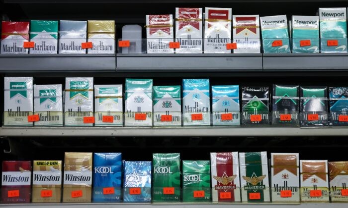 Пачки сигарет на полке в магазине в Лос-Анджелесе 28 апреля 2022 года. (Mario Tama/Getty Images)