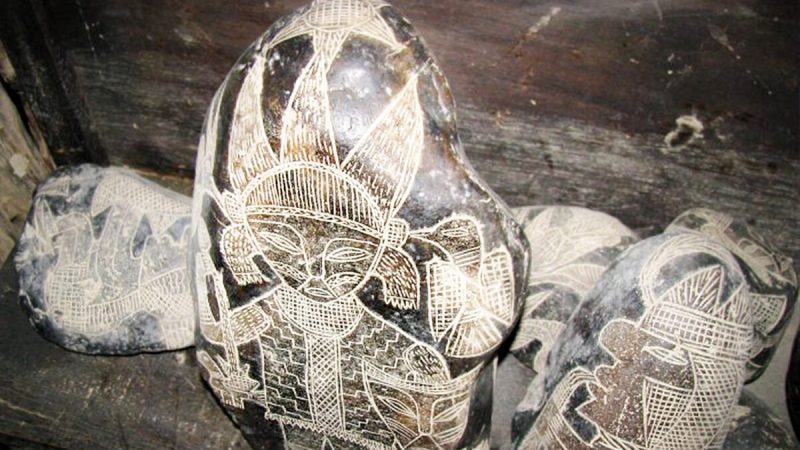 В Перу найдены загадочные камни с изображениями доисторических «кардиохирургов». (Brattarb/CC BY-SA-3.0)
