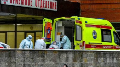 Медицинский персонал выносит из машины скорой помощи человека в отделение для инфицированных Covid-19 в Покровской больнице в Санкт-Петербурге 24 января 2022 года. Фото: OLGA MALTSEVA/AFP via Getty Images