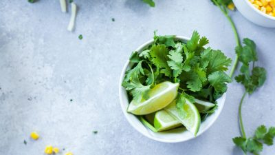 Съешьте ещё немного петрушки, чтобы защитить толстую кишку. (Lindsay Moe/Unsplash)