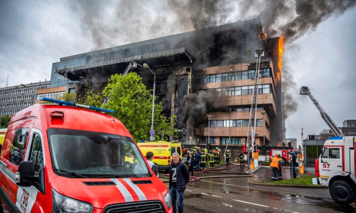 Начальника столичного ГУ МЧС после пожара в бизнес‑центре госпитализировали с инфарктом и прооперировали Пожарные МЧС России работают на месте пожара, вспыхнувшего в бизнес-центре в Москве, Россия, 3 июня 2022 года. (Dmitry Serebryakov/AP Photo)