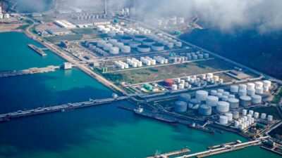 Резервуары с нефтью и газом на нефтяном складе в порту Чжухай, Китай, 22 октября 2018 г. Фото: Aly Song/Reuters
