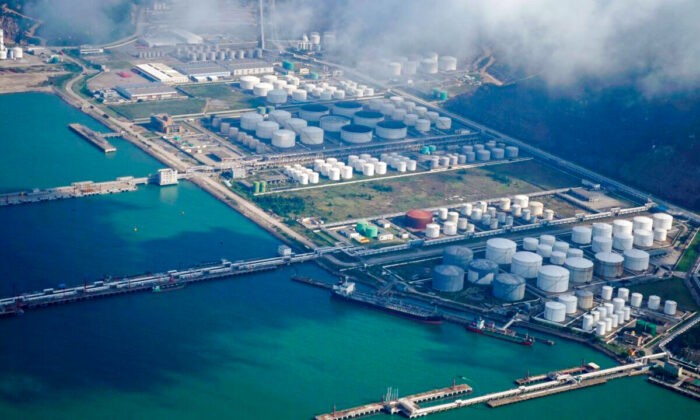 Резервуары с нефтью и газом на нефтяном складе в порту Чжухай, Китай, 22 октября 2018 г. Фото: Aly Song/Reuters
