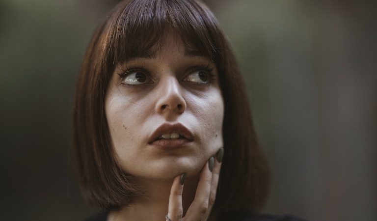 Многим людям трудно отпустить негативные мысли и эмоции, которые их сдерживают. Фото: pexels.com / СС0