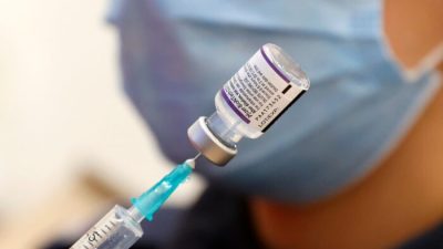 Медик готовит дозу вакцины Pfizer-BioNTech от COVID-19 в Нетании, Израиль, 5 января 2022 года. (Jack Guez/AFP via Getty Images)
