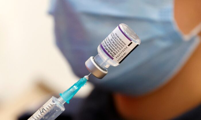 Медик готовит дозу вакцины Pfizer-BioNTech от COVID-19 в Нетании, Израиль, 5 января 2022 года. (Jack Guez/AFP via Getty Images)