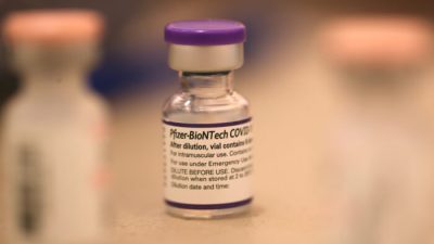  Флакон вакцины Pfizer-BioNTech от COVID-19 на фотографии файла. (Justin Sullivan/Getty Images)