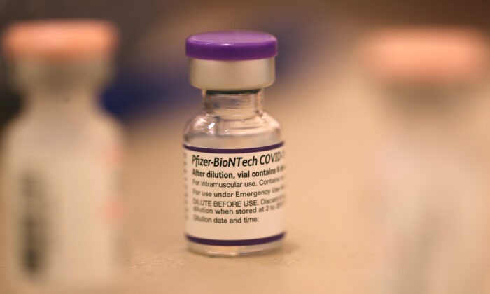 Вторая прививка вакцины Pfizer, сделанная через короткий интервал, повышает риск миокардита и перикардита Флакон вакцины Pfizer-BioNTech от COVID-19 на фотографии файла. (Justin Sullivan/Getty Images)
