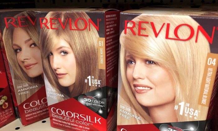 Продукты для окрашивания волос Revlon выставлены в магазине CVS в Саусалито, Калифорния, 9 августа 2018 года. (Justin Sullivan/Getty Images)