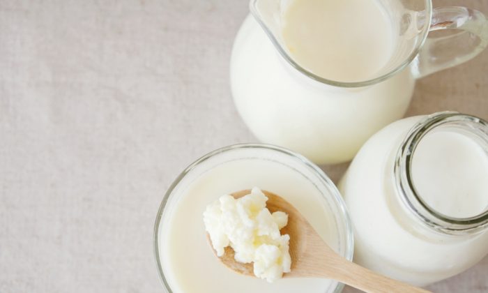 Йогурт — один из видов пробиотиков. (SewCream/Shutterstock)