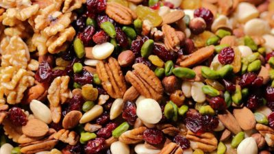 Питайтесь здоровыми закусками, которые помогут вам дольше продержаться в дороге. Фото: Maksim Shutov via Unsplash 