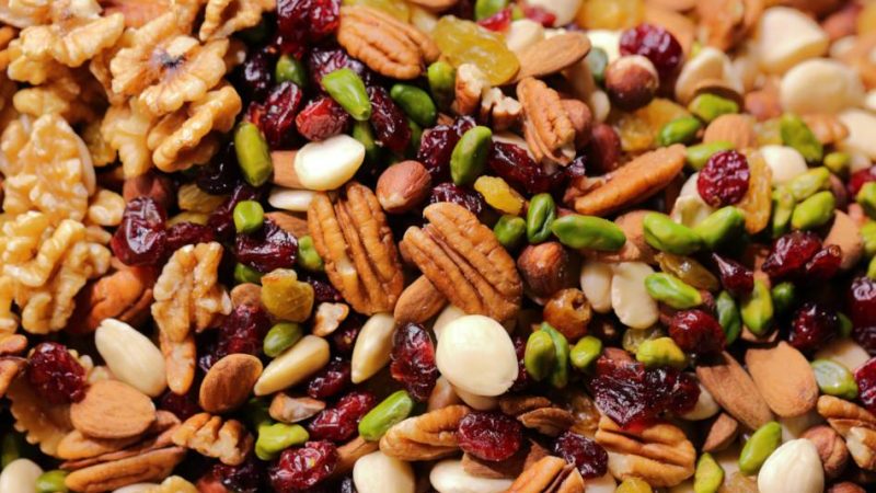 Питайтесь здоровыми закусками, которые помогут вам дольше продержаться в дороге. Фото: Maksim Shutov via Unsplash 