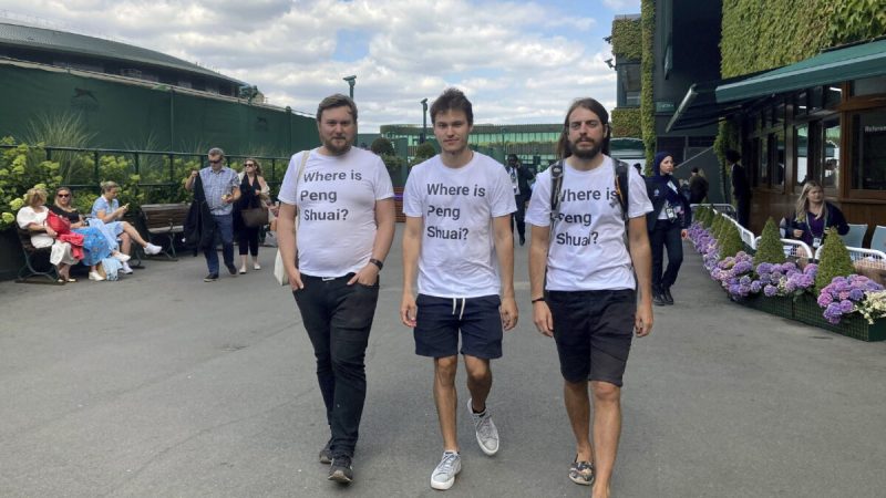 Активистов в футболках с надписью «Где Пэн Шуай?» обыскали на Уимблдоне Протестующие Уилл Хойлс, Калеб Комптон и Джейсон Лейт из организации «Свободный Тибет» позируют для СМИ в футболках с надписью «Где Пэн Шуай» на Уимблдонском теннисном турнире в Лондоне 4 июля 2022 года. (Rebecca Speare-Cole/PA via AP)
