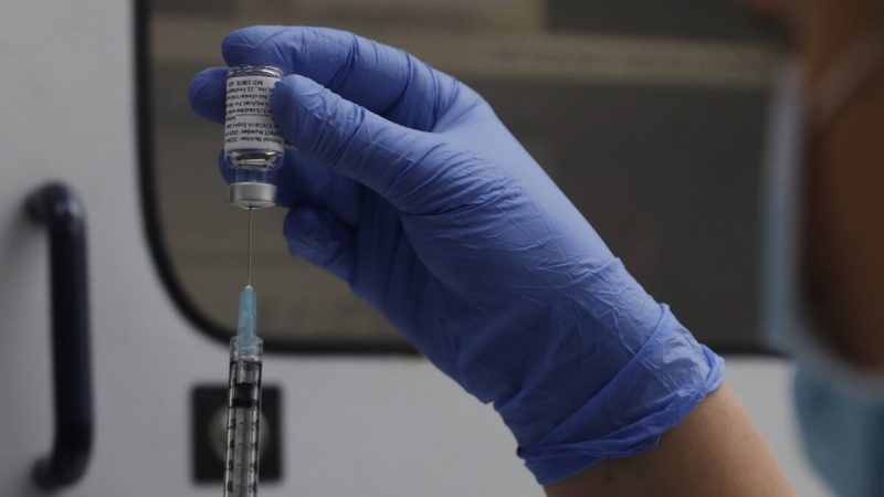 Флакон с вакциной против коронавируса Novavax фазы 3 готов к использованию в больнице университета Святого Георгия в Лондоне, 7 октября 2020 года. (AP Photo/Alastair Grant, File) 