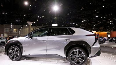 Электрический внедорожник Toyota bZ4X 2023 года представлен на автосалоне 2021 года в Лос-Анджелесе, Калифорния, 17 ноября 2021 года. Фото: Mike Blake/Reuters