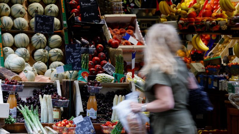 Инфляция во Франции в июне достигла рекордного уровня в 6,5% Женщина делает покупки в магазине фруктов и овощей в Париже, 10 июня 2022 года. (Sarah Meyssonnier/Reuters)
