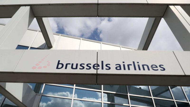 Логотип авиакомпании Brussels Airlines у входа в штаб-квартиру компании, рядом с международным аэропортом Завентем, во время вспышки коронавирусной болезни (COVID-19) в Дигеме, Бельгия, 12 мая 2020 года. (Yves Herman/Reuters) 