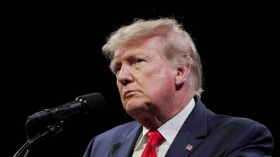 Бывший президент США Дональд Трамп выступает перед аудиторией на мероприятии American Freedom Tour в Мемфисе, штат Теннесси, 18 июня 2022 года. (Karen Pulfer Focht/Reuters) 