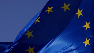 Флаги Европейского союза развеваются у штаб-квартиры Комиссии ЕС в Брюсселе 17 июня 2022 года. (Yves Herman/Reuters)
