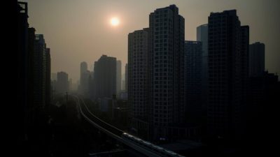 Здания на закате в Ухане почти через год после глобальной вспышки COVID-19, провинция Хубэй, Китай, 12 декабря 2020 г. Фото: Aly Song/Reuters