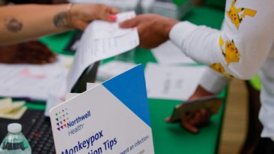 15 июля 2022 года мужчина прибывает на вакцинацию от оспы обезьян в Центр неотложной медицинской помощи Northwell Health на Файр-Айленд-Черри-Гроув в Нью-Йорке. (Eduardo Munoz/Reuters)
