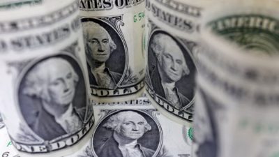Банкноты доллара США показаны на этой иллюстрации, сделанной 17 июля 2022 года. (Dado Ruvic/Illustration/Reuters)
