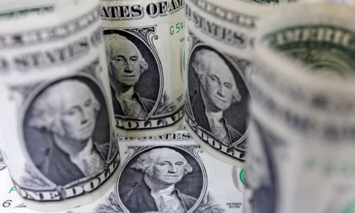 Банкноты доллара США показаны на этой иллюстрации, сделанной 17 июля 2022 года. (Dado Ruvic/Illustration/Reuters)
