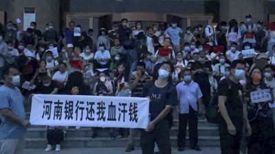Акция протеста у отделения центрального банка Китая в Чжэнчжоу, провинция Хэнань, Китай, 10 июля 2022 года. Толпа разгневанных вкладчиков китайских банков столкнулась с полицией 10 июля. Фото: Yang/AP Photo 